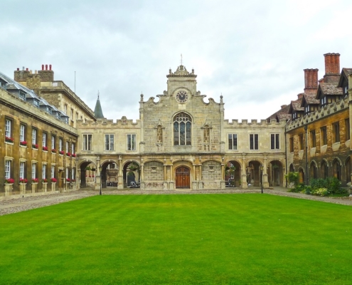 Hanshow, University of Cambridge Courtyard view of the historic Peterhouse College, the oldest college at the University of Cambridge.