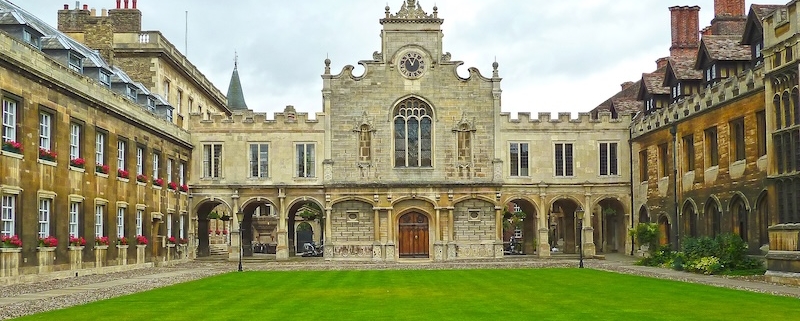 Hanshow, University of Cambridge Courtyard view of the historic Peterhouse College, the oldest college at the University of Cambridge.